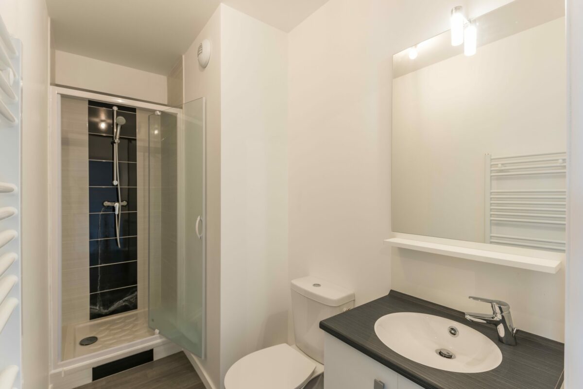 Salle de bain résidence jeunes actifs La Cybèle à Voisins-le-Bretonneux - ARPEJ