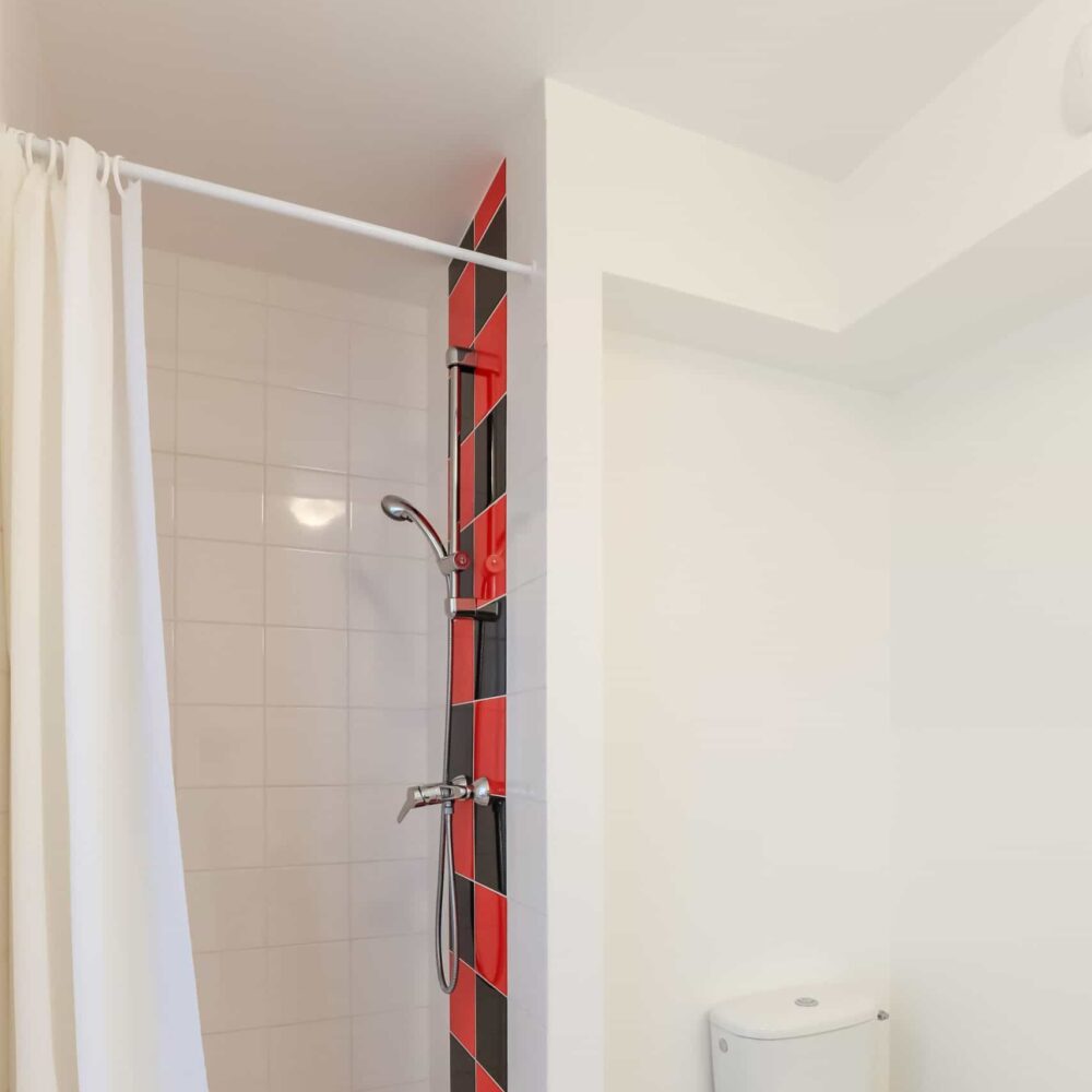 Salle de bain résidence étudiante et jeunes actifsMichel Serres le Luzard à Noisiel -ARPEJ