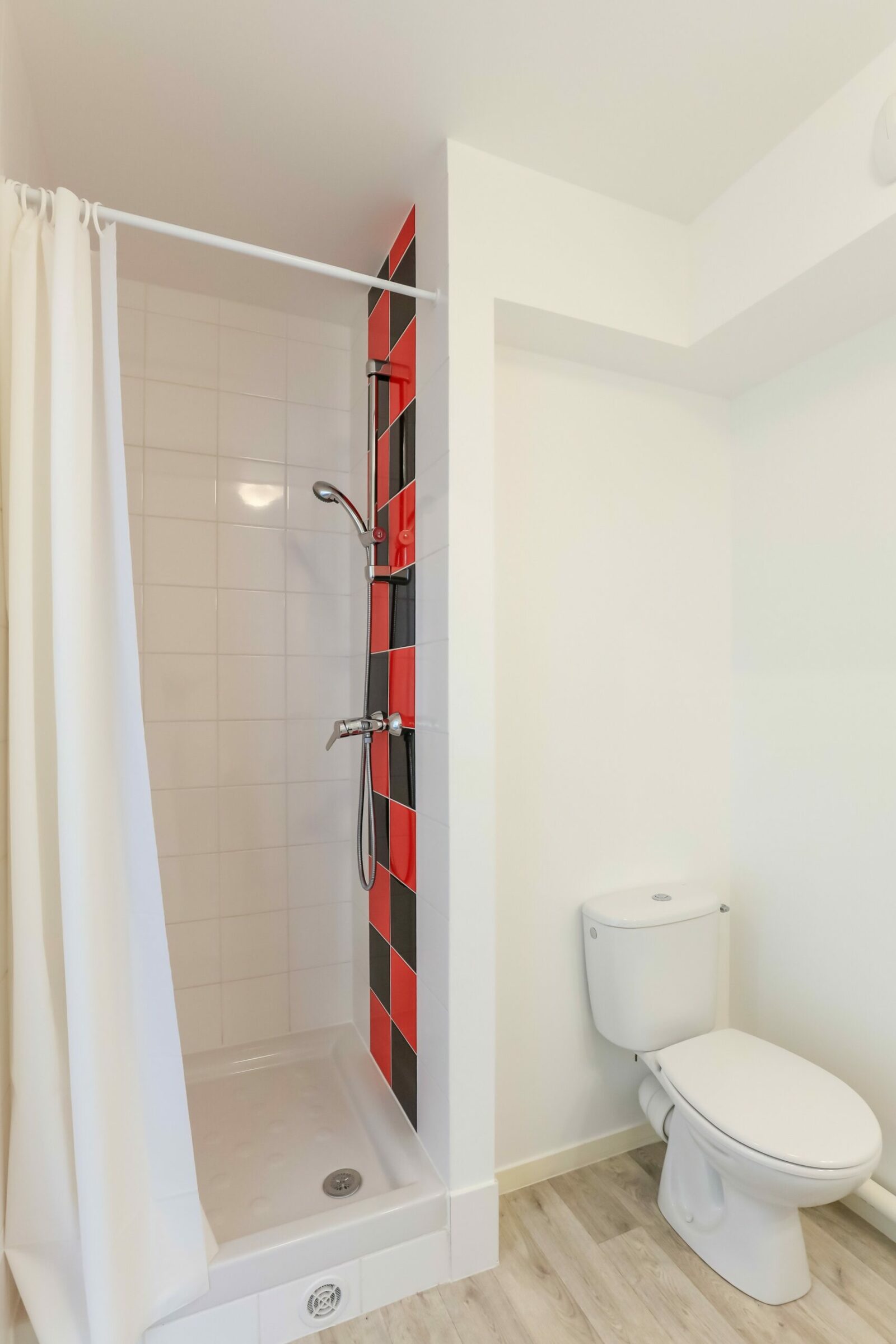 Salle de bain résidence étudiante et jeunes actifsMichel Serres le Luzard à Noisiel -ARPEJ